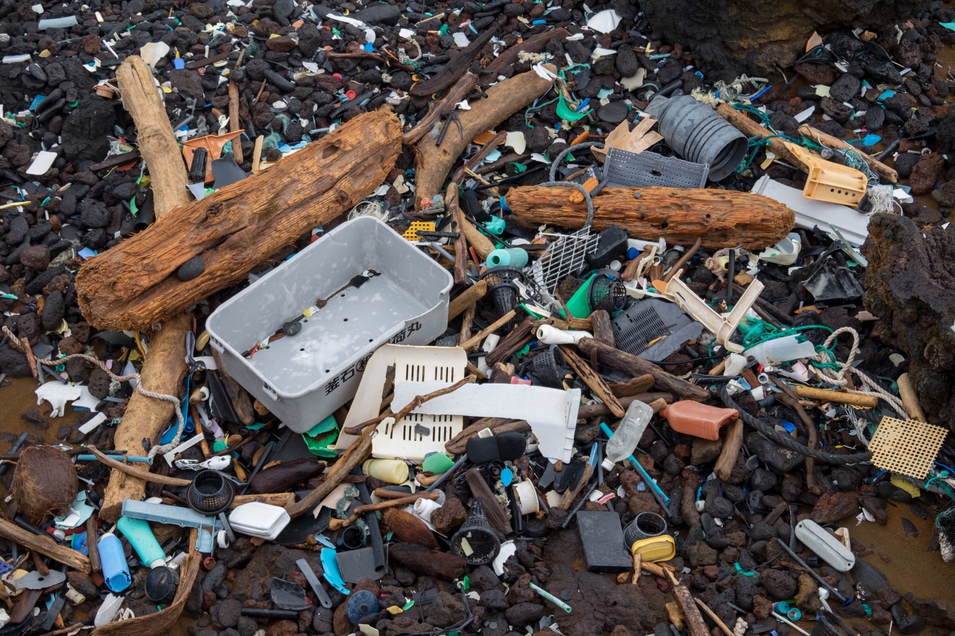 aangespoeld plastic op kamilo beach