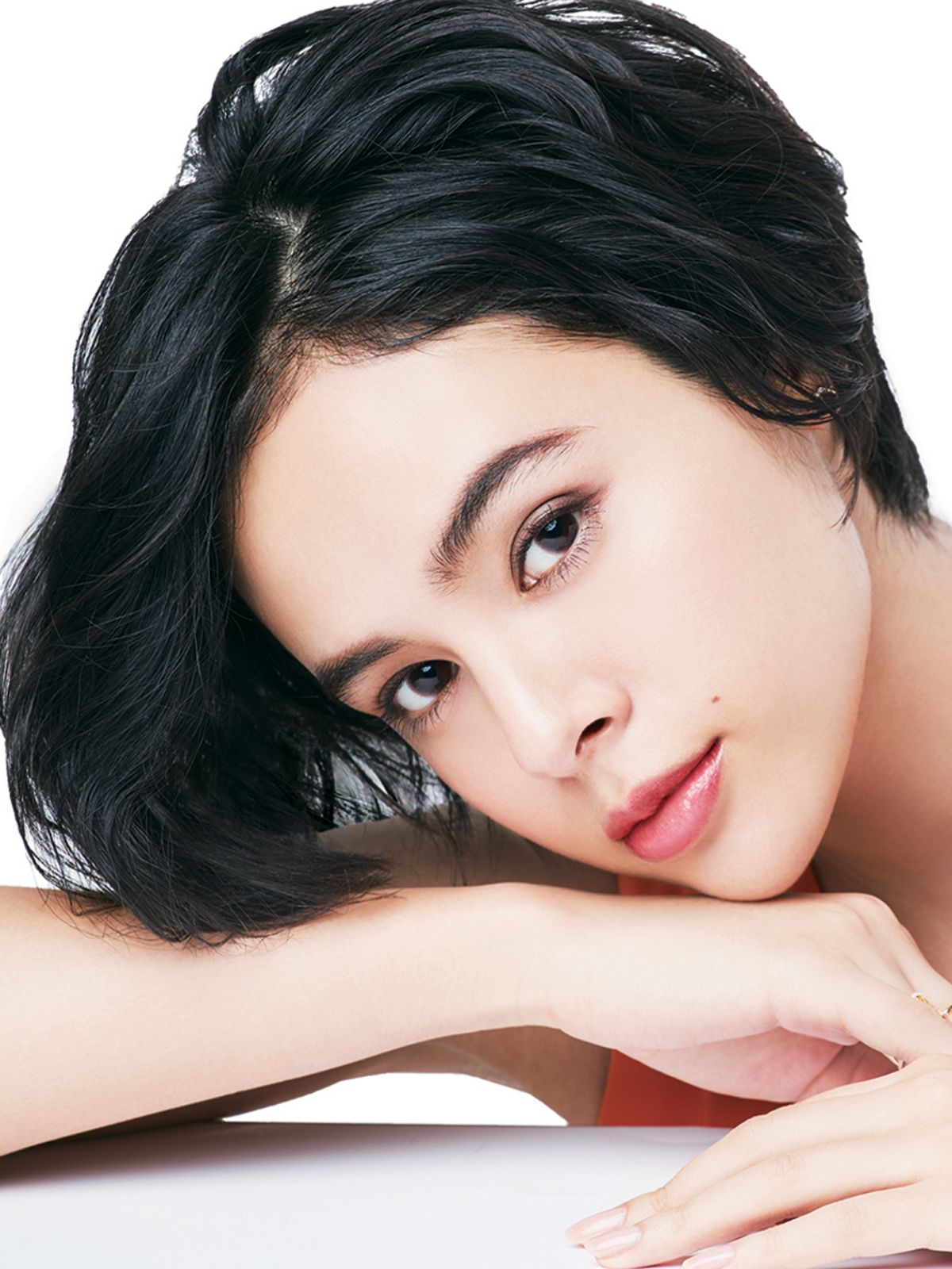 上品コーデはコレで安心！ 三吉彩花、大屋夏南、西内まりや、マドモアゼル・ユリアの、“私 香水(ユニセックス)