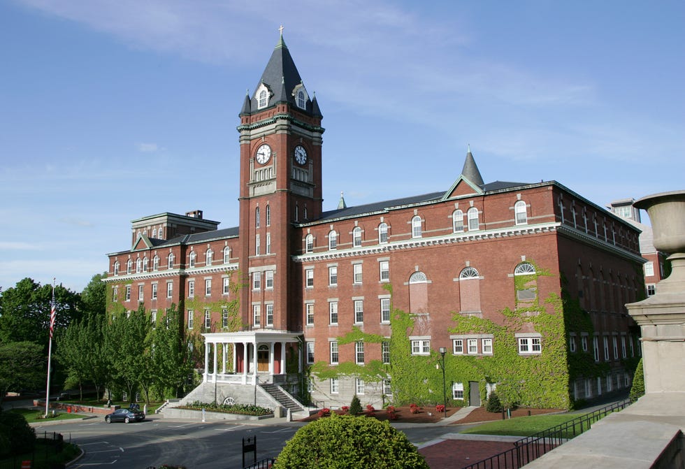 usa education holy cross college