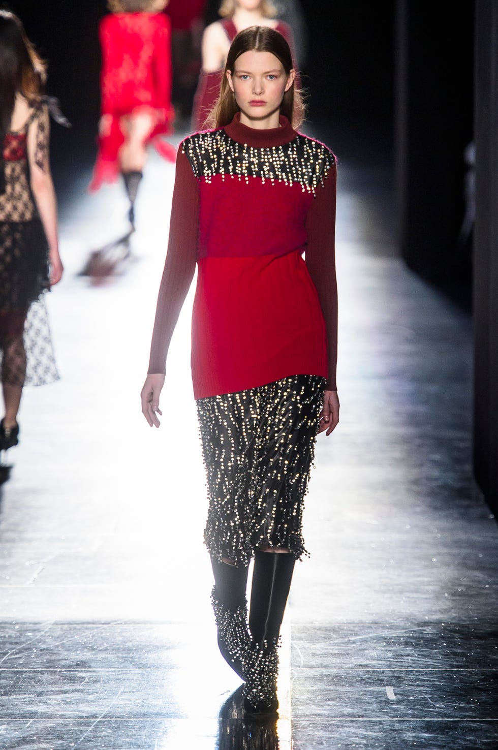 Fashion model, Fashion show, Fashion, Runway, Clothing, Fashion design, Footwear, Shoulder, Human, Public event, 