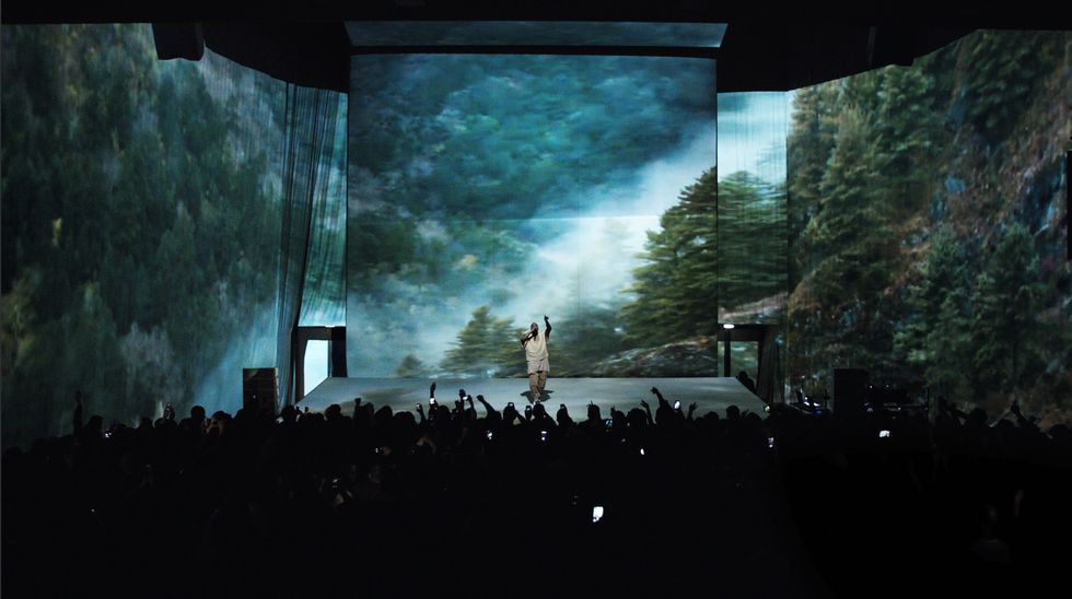 Stage, Performance, Sky, Theatrical scenery, Projection screen, heater, Performing arts, Screenshot, Technology, Darkness, 