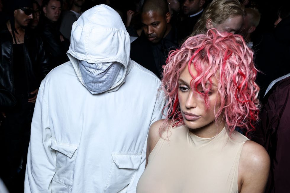 bianca censori e kanye west alla sfilata di prototype durante la paris fashion week