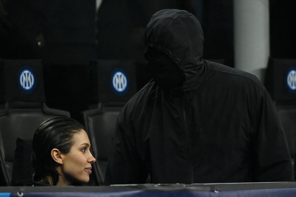 bianca censori e kanye west a san siro durante una partita tra l'inter e l'atletico madrid, 20 febbraio 2024