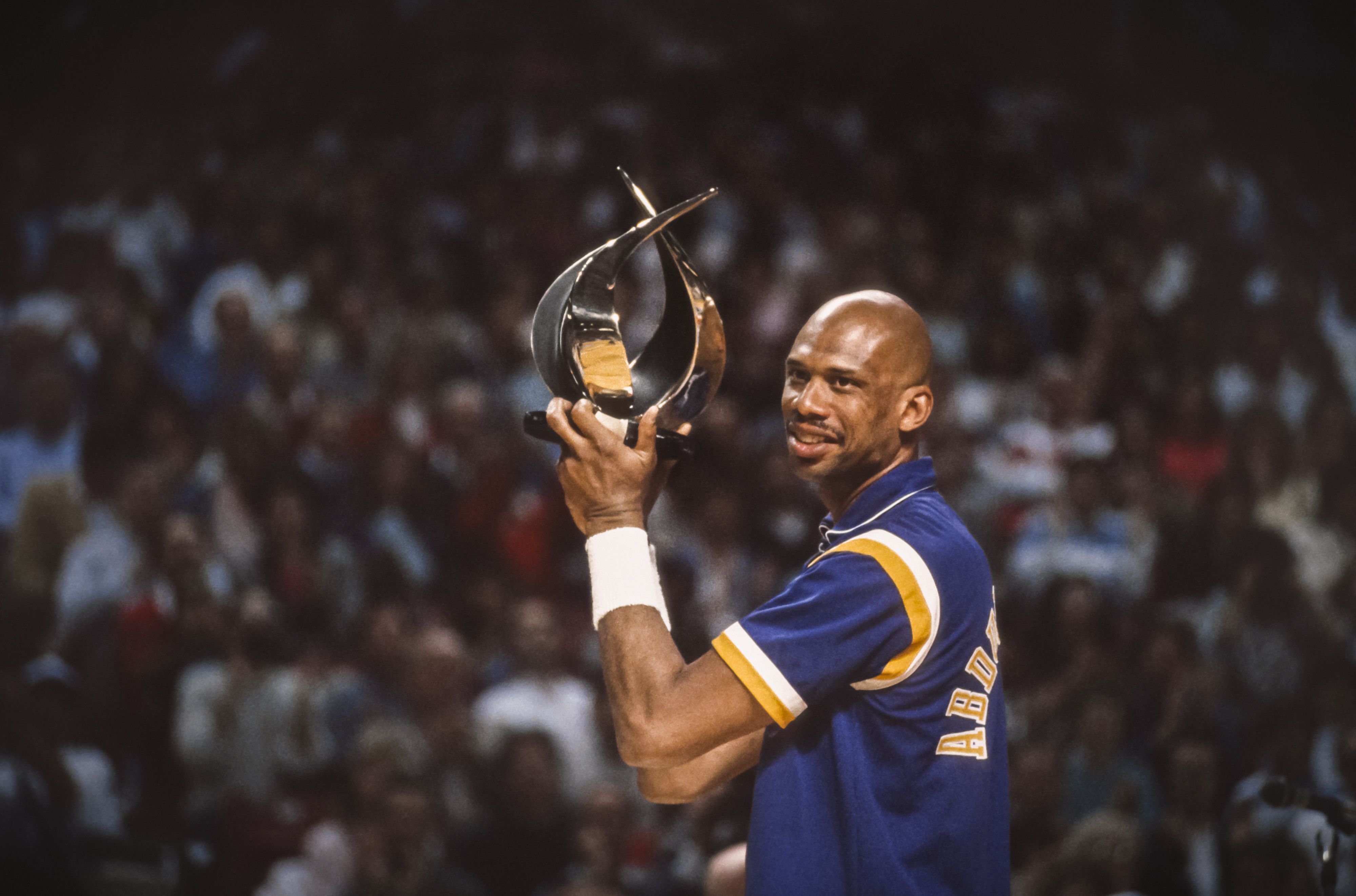 James Worthy of the Los Angeles Lakers hold the 1988 NBA Championship  News Photo - Getty Images