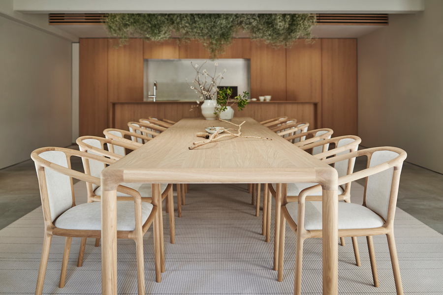 カリモク家具の新作コレクション「Norman Foster × Karimoku」展がスタート