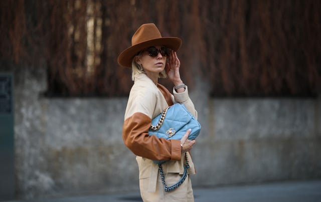 Sombrero negro de mujer elegante de fieltro para el invierno