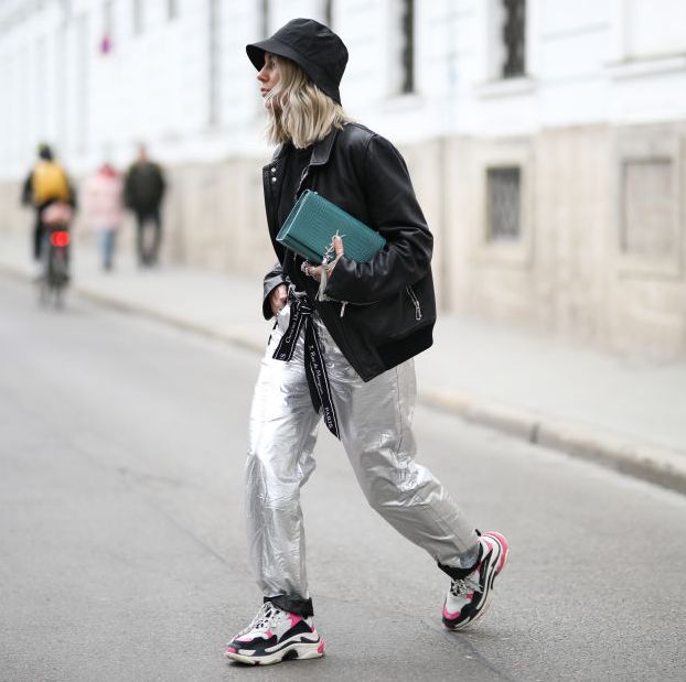 vrouw op straat in leren jas