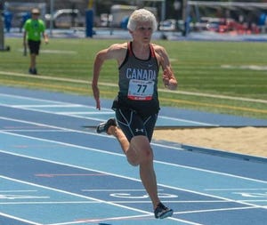 la atleta veterana karla del grande corre con canadá una prueba de velocidad