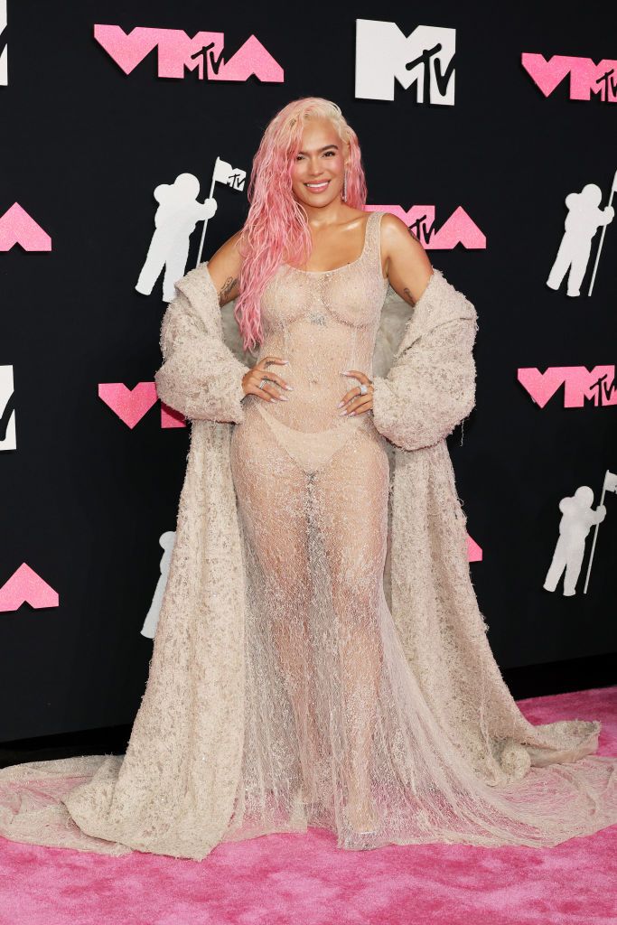 Sin palabras ante el look de Karol G en los Premios MTV 2023 con vestido de encaje sin sujetador