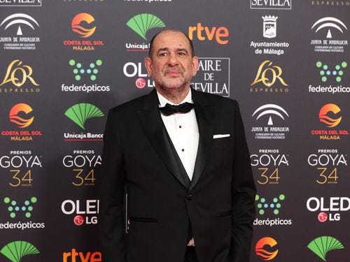 karra elejalde posando en traje en un photocall