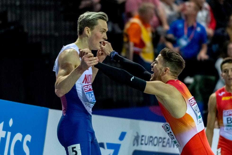 ﻿Óscar husillos celebra su medalla de plata en los 400m de glasgow 2019 con el hombre que le ganó, el noruego karsten warholm