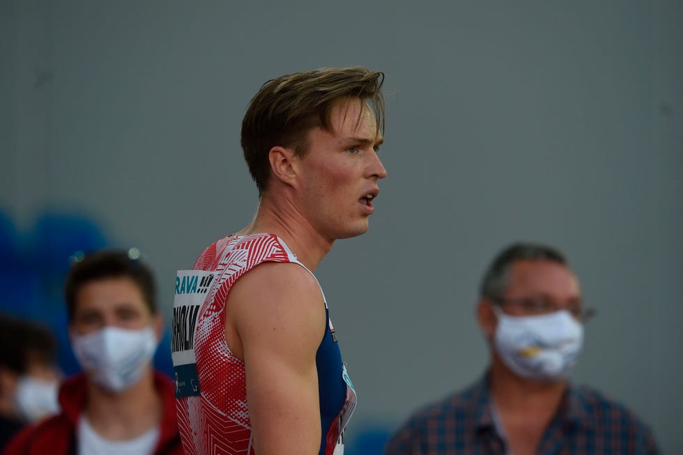 karsten warholm, con cara de decepción tras no batir el récord mundial de 400 metros vallas en ostrava