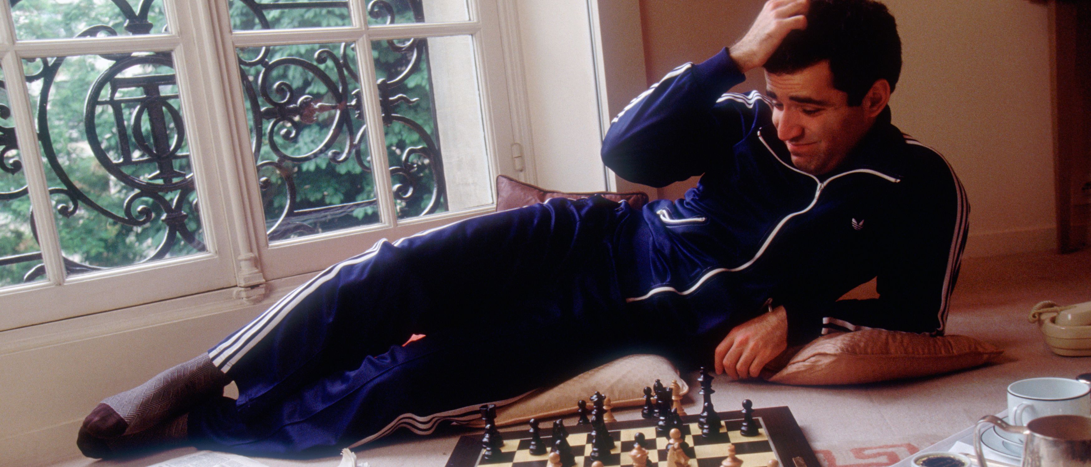 Kasparov vs. Karpov -- in Midtown manhattan  Piezas de ajedrez, Historia  del ajedrez, Ajedrez