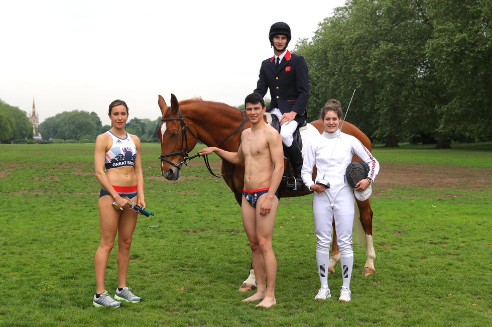 cuatro atletas británicos posan representando las cinco especialidades del pentatlón moderno hípica, esgrima, natación y combinada de carrera y pistola