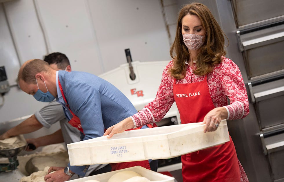 guillermo de inglaterra y su mujer, kate middleton, han vuelto al trabajo tras las vacaciones de verano y lo han hecho visitando una famosa panadería de londres y aprendiendo a hacer bagels la duquesa de cambridge eligió un precioso vestido de flores rojo y blanco de la firma británica beulah london