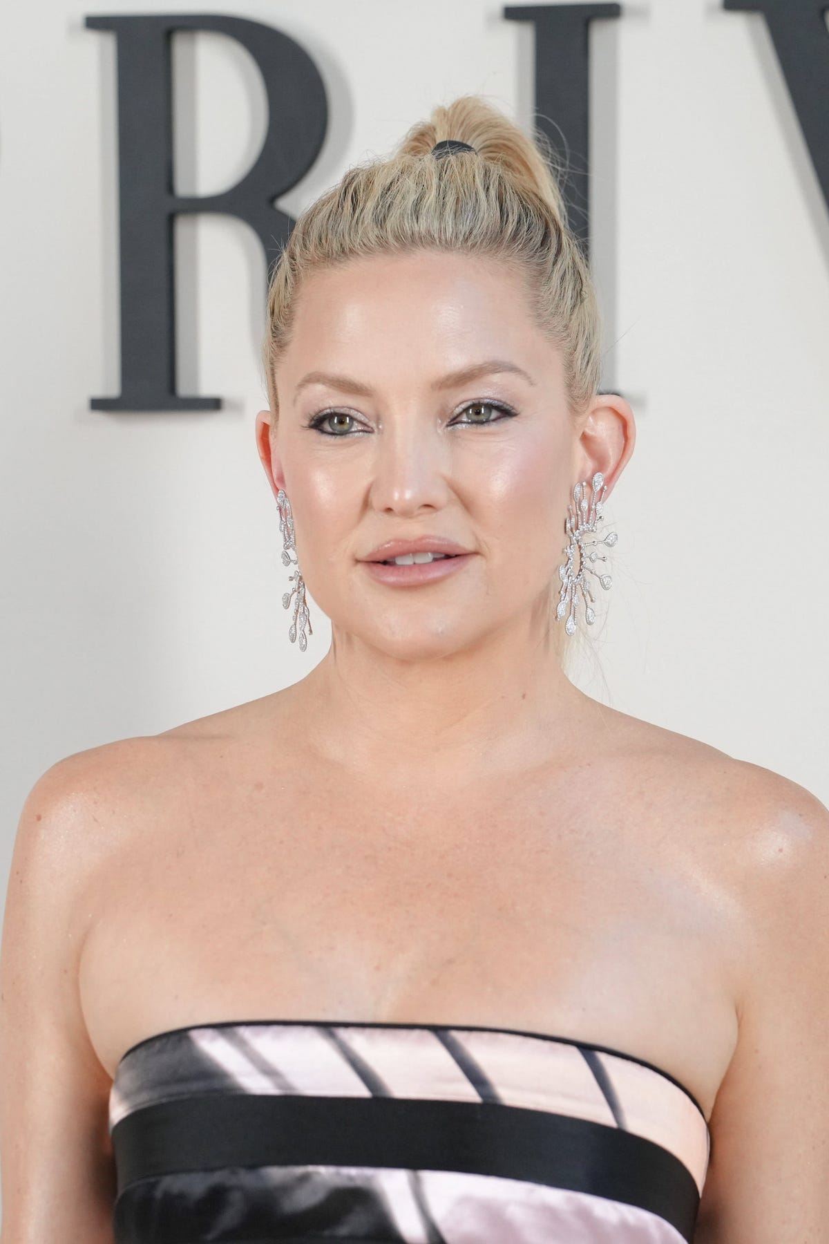 Kate Hudson dimostra che il top “a fascia” è perfetto, non importa quanti anni hai