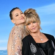 kate hudson and goldie hawn at the premiere of glass onion a knives out mystery arrivals