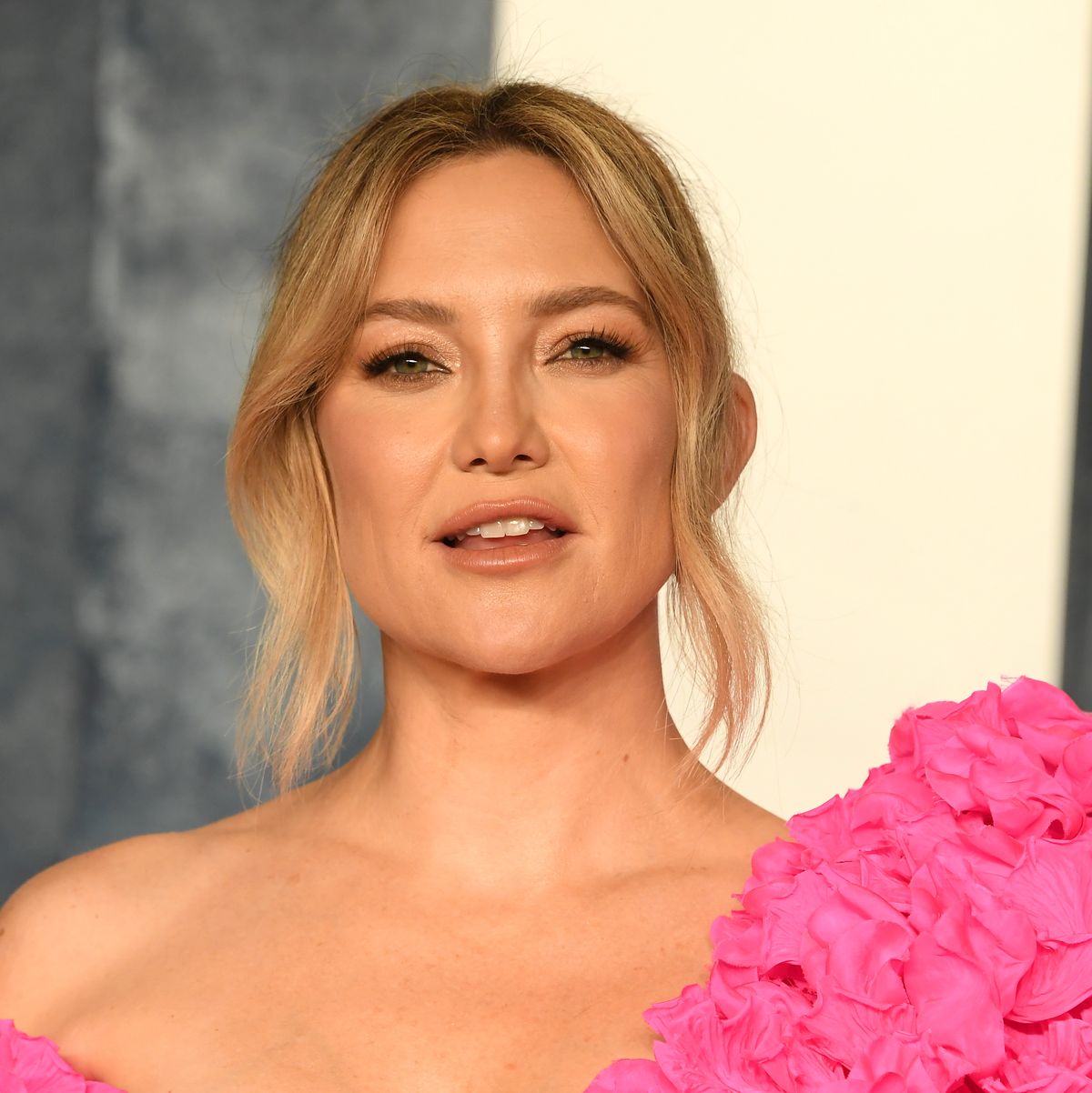 https://hips.hearstapps.com/hmg-prod/images/kate-hudson-arrives-at-the-vanity-fair-oscar-party-hosted-news-photo-1678909215.jpg?crop=0.951xw:0.721xh;0.00163xw,0&resize=1200:*