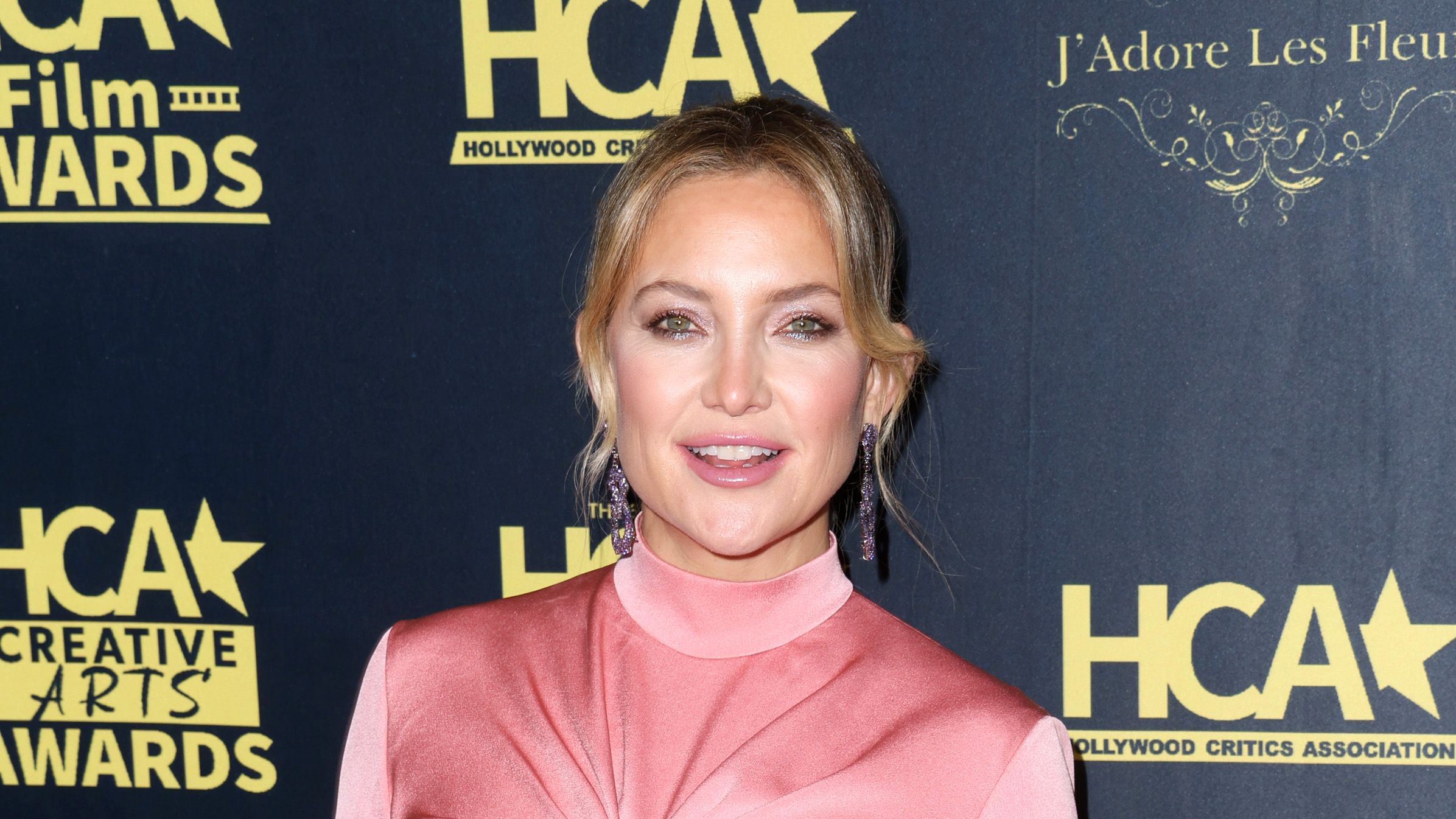 Kate Hudson's abs are so toned in bandeau bra & oversized blazer