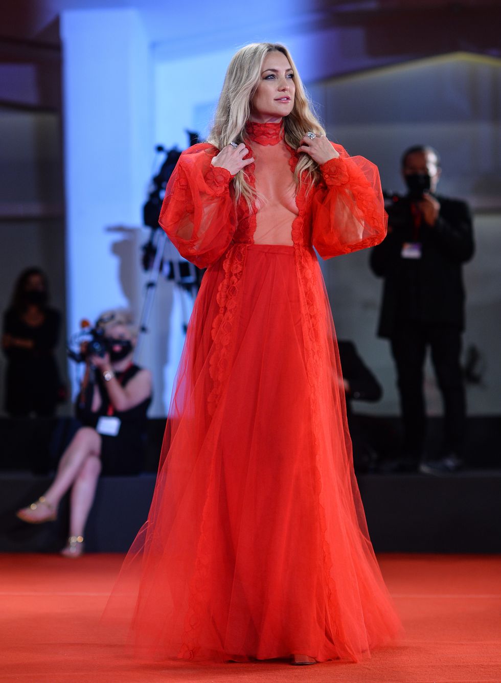 Kate Hudson con un vestido rojo de Valentino
