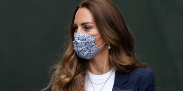 kate middleton con falda midi plisada de lunares