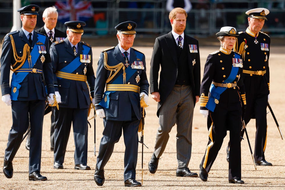 kate middleton brooch queen procession