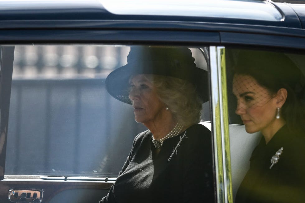 kate middleton brooch queen procession