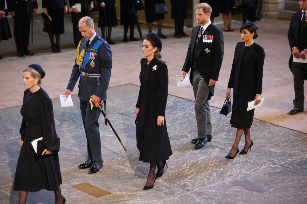kate middleton brooch queen procession