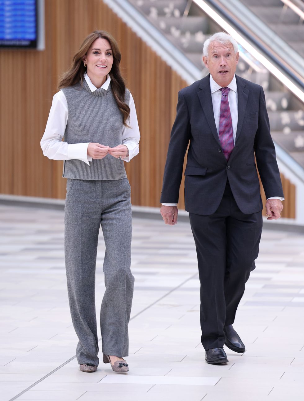 kate middleton con chaleco gris y camisa blanca