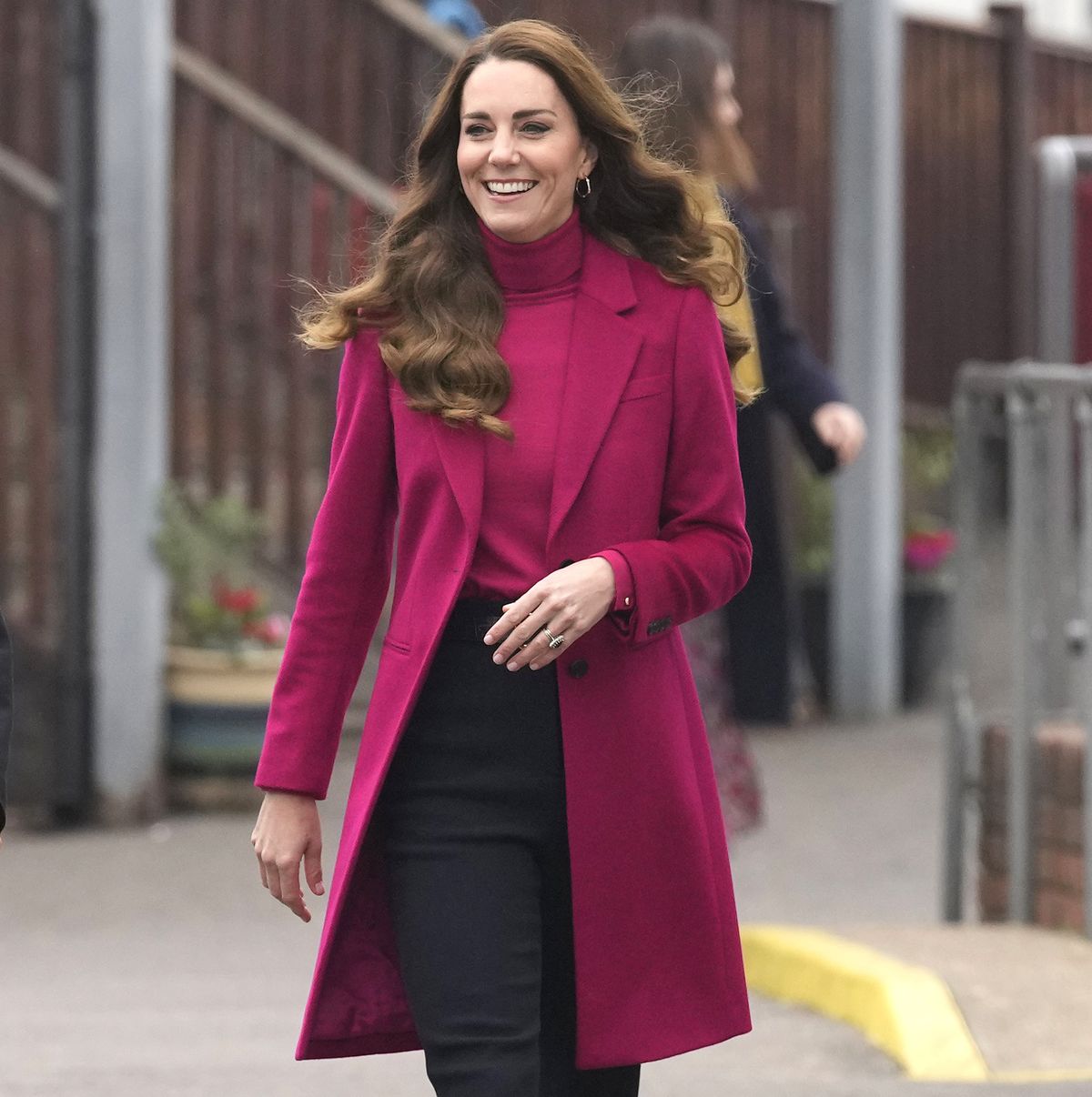 Kate Middleton con look de abrigo y jersey fucsia rebajados