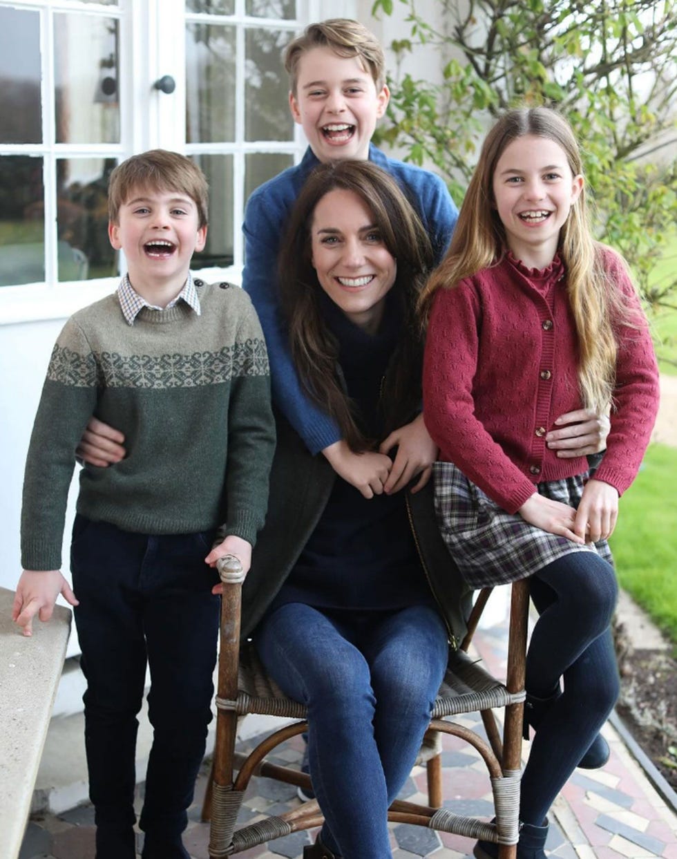 kate middleton y su foto retocada del dia de la madre con sus tres hijos