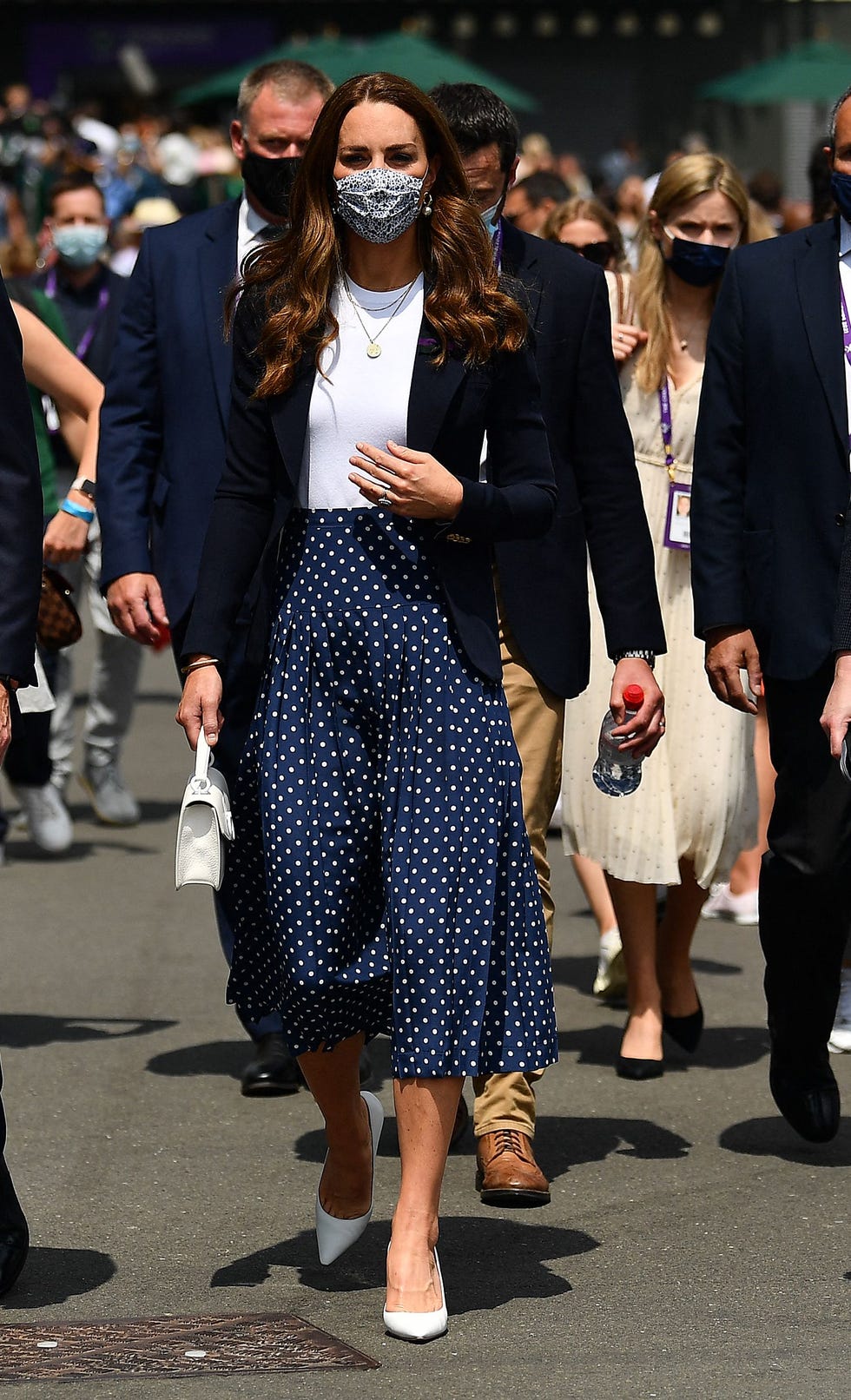 kate middleton con falda midi de lunares