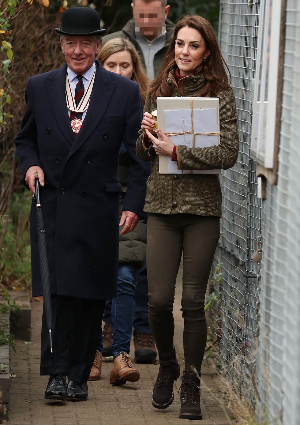 La duquesa de Cambridge acierta con una chaqueta de Dubarry of Ireland, pantalones de Zara y botas planas de See by Chloé en su primer acto en solitario en 2019.