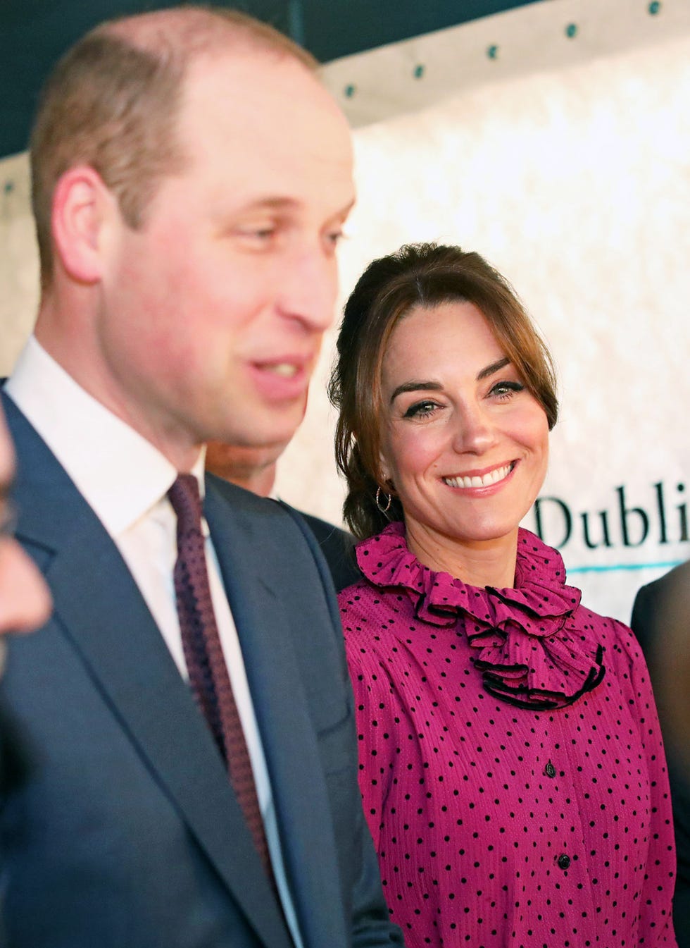 Kate Middleton enamora con su vestido magenta de Oscar de la Renta en Irlanda