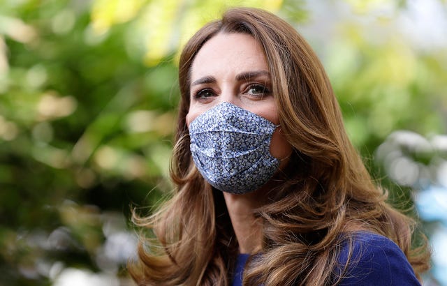 la duquesa de cambridge apuesta por mascarillas realizadas en españa para sus apariciones públicas te contamos quién está detrás de estos diseños
