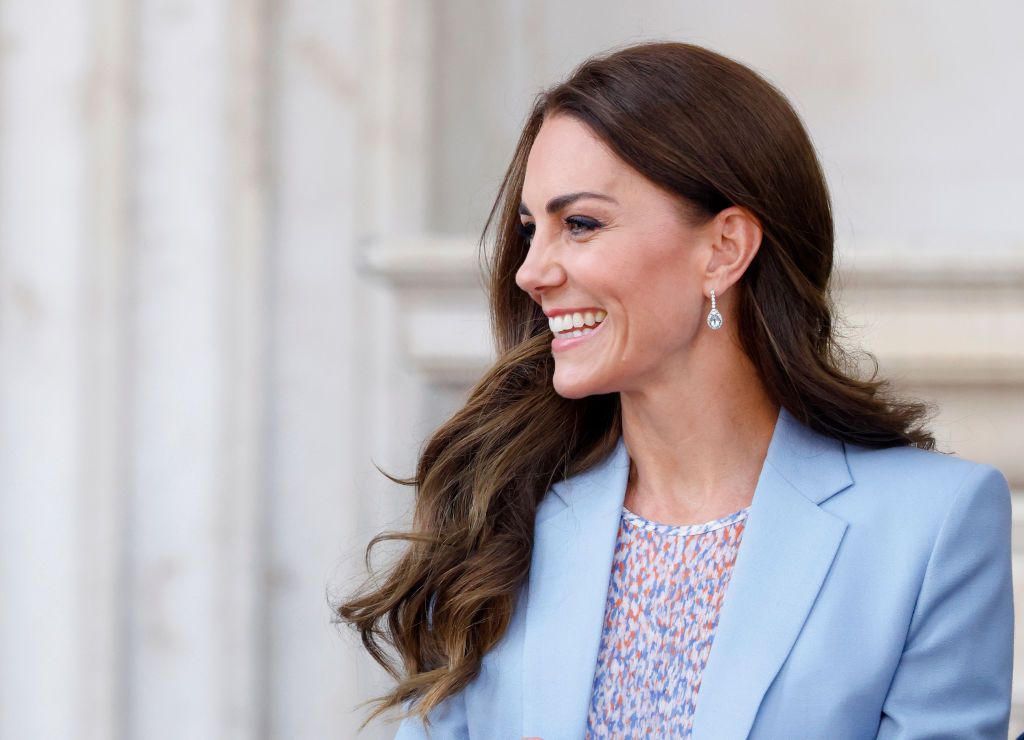 Azul, sí, pero eléctrico: Kate Middleton adelanta el color del verano (y lo  combina con una polémica e inesperada manicura)