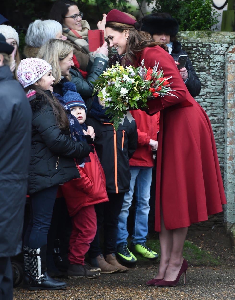 Familia Real inglesa, Kate Middleton, Meghan Markle, Príncipe Carlos, Príncipe Guillermo, Príncipe Harry, reina Isabel II,  princesa Eugenia, Jack Brooksbank, Kate Middleton y Meghan Markle ponen fin a los rumores de distanciamiento, La Familia Real británica celebra la Misa de Navidad de Sandringham, Kate y Meghan ponen fin a los rumores de crisis