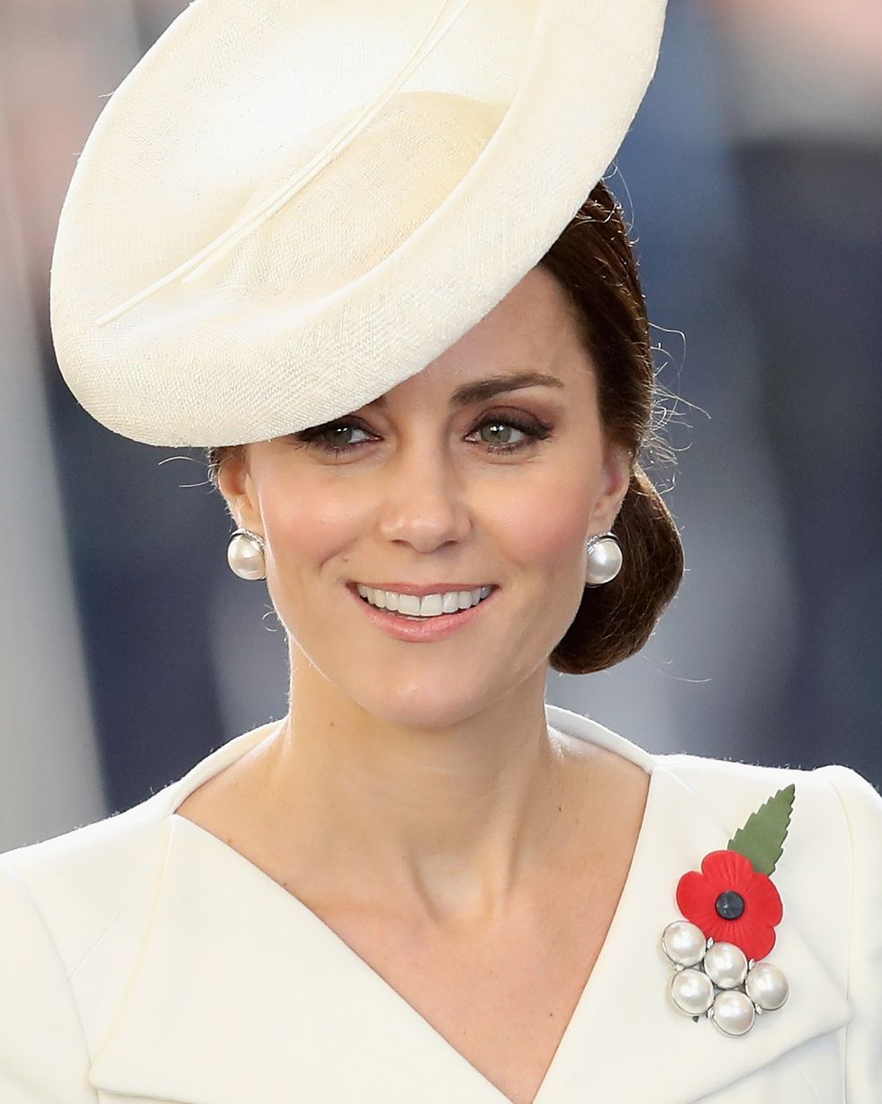 kate middleton the duchess of cambridge wearing pearls