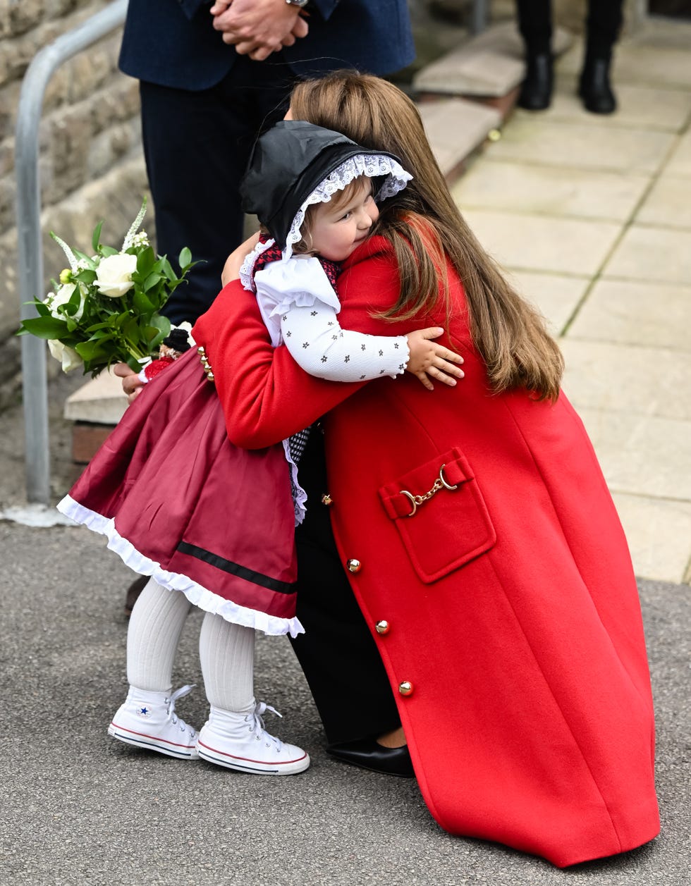 kate-middleton-luce-un-abrigo-rojo-en-honor-a-la-princesa-diana