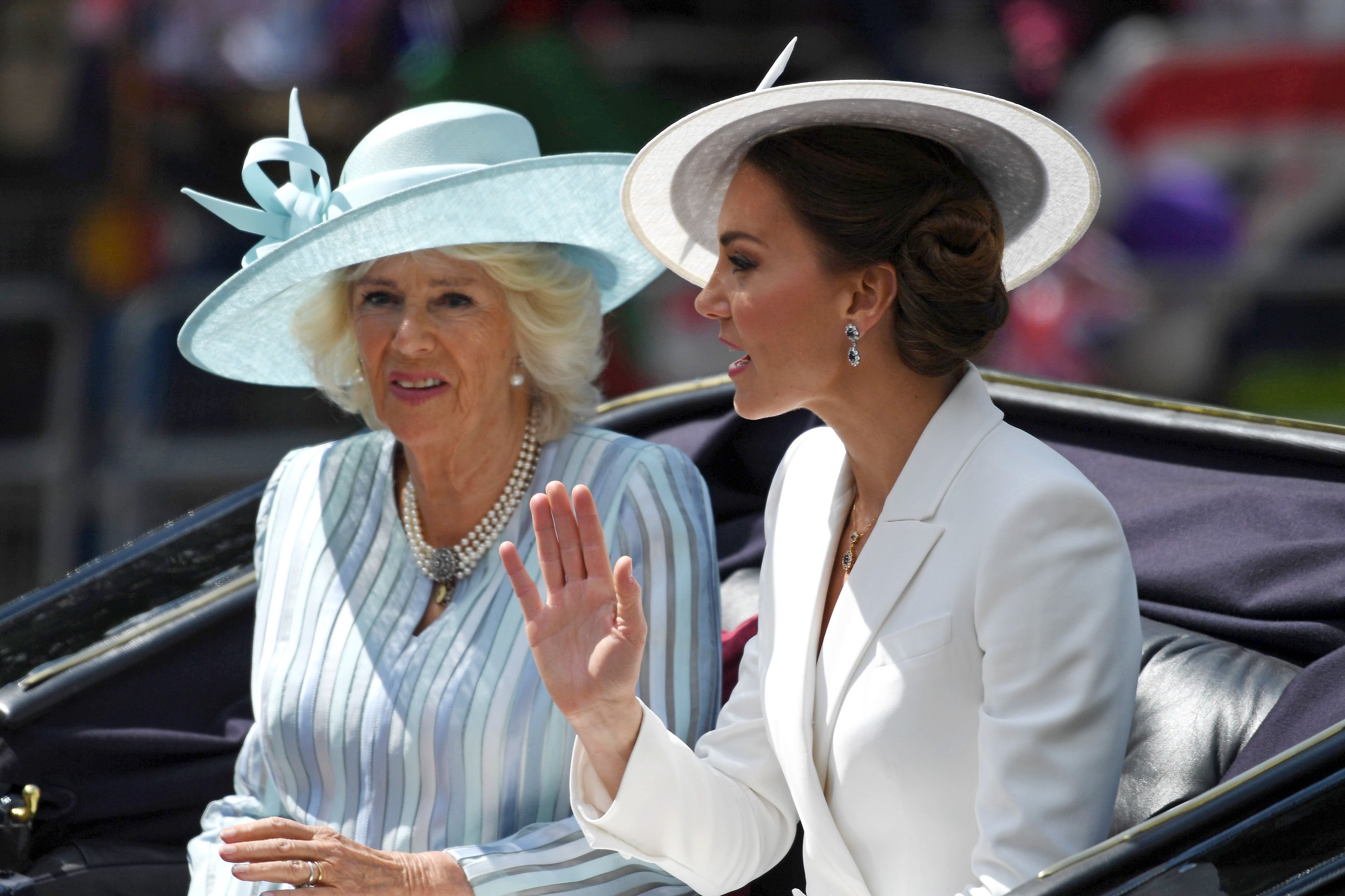 Kate wears fake jewels for Jubilee celebrations