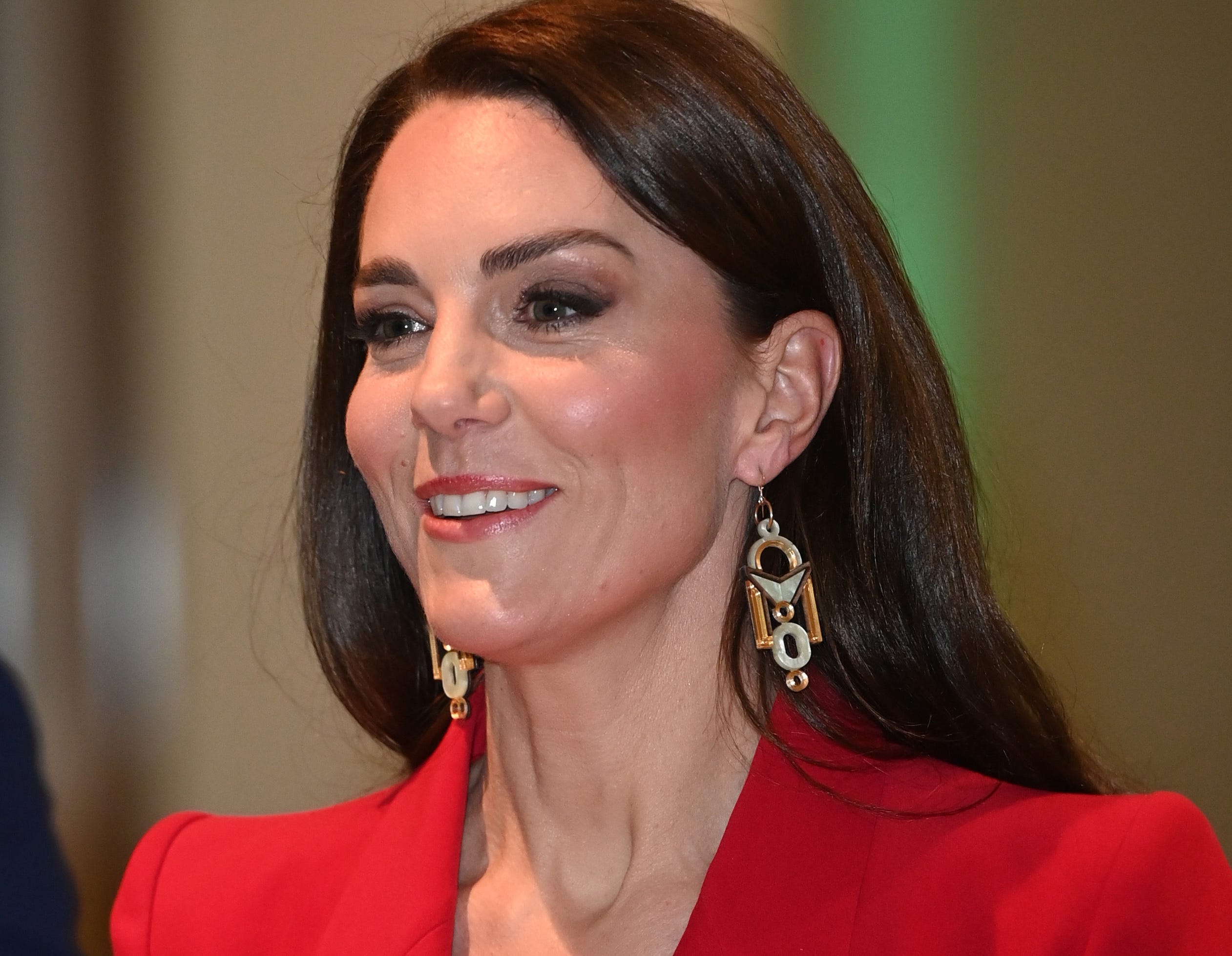 Kate Middleton, in tailleur rosa osa con la scollatura. Foto e