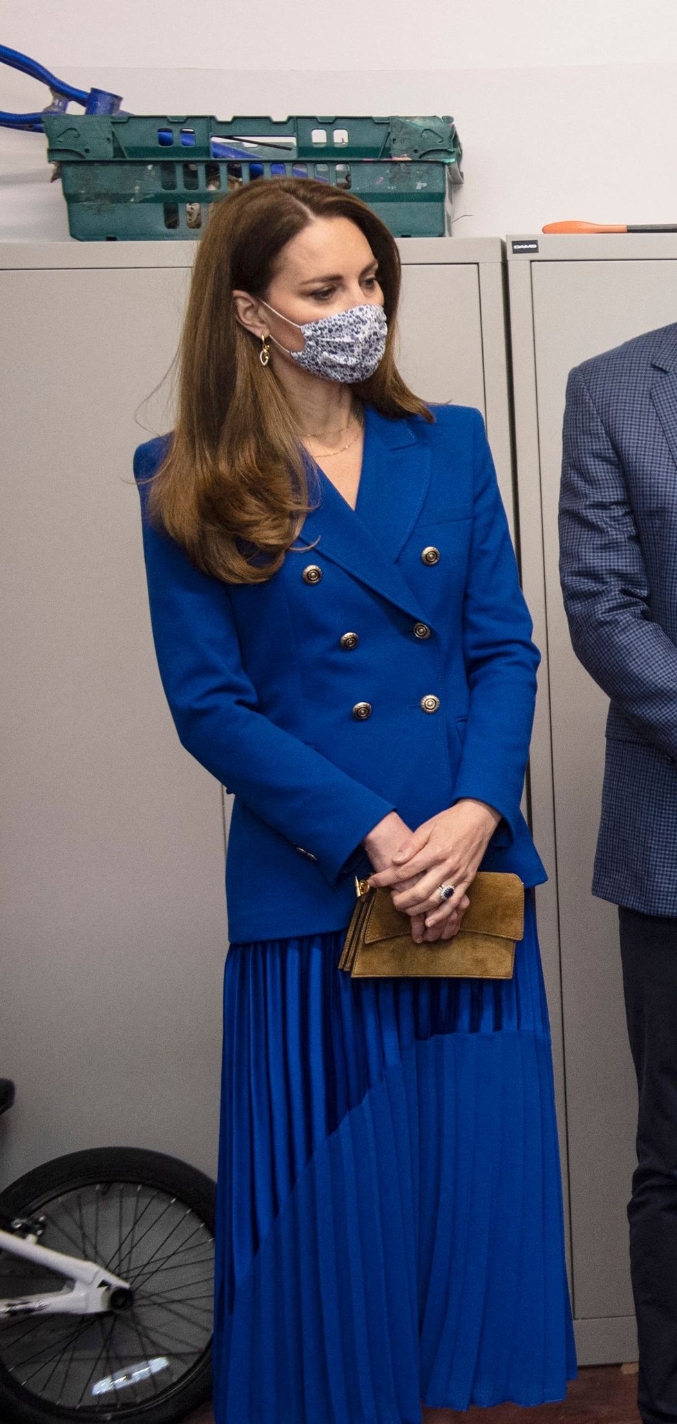 kate middleton con traje de chaqueta y falda plisada azul de zara