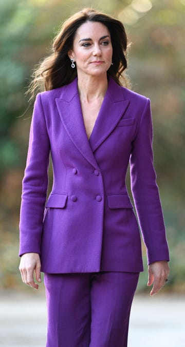 catalina, princesa de gales, con un traje pantalon morado
