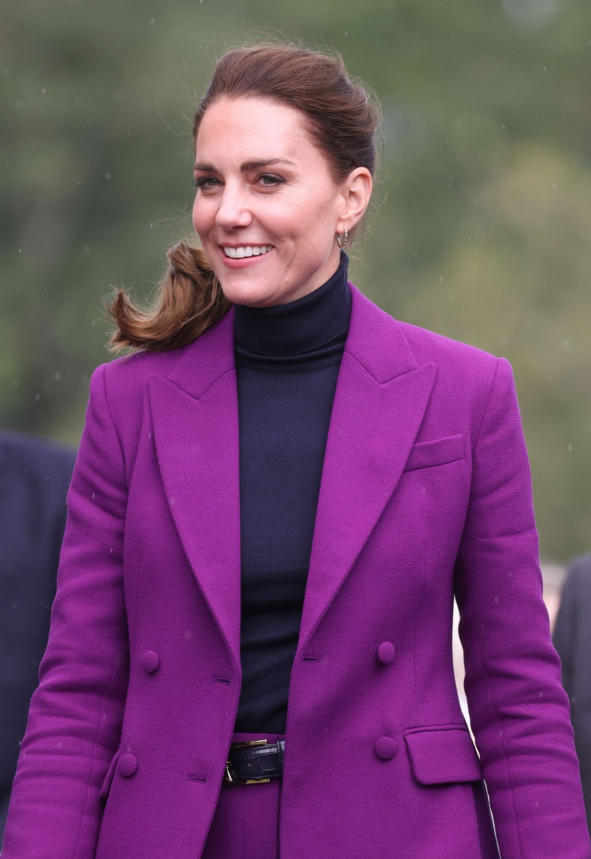 Kate Middleton con traje púrpura precioso muy 'royal'