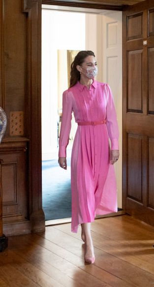 kate middleton con vestido rosa midi plisado