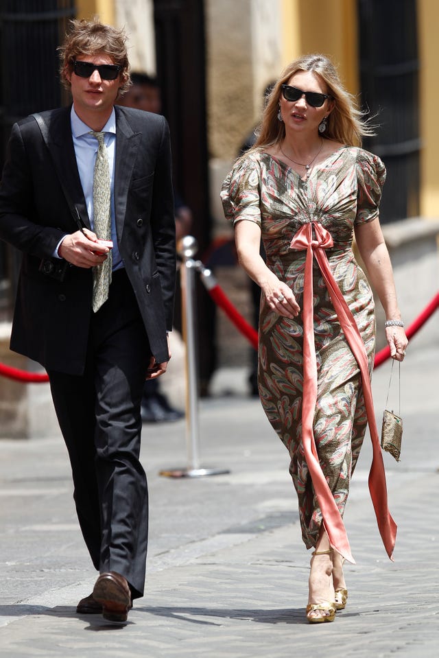 Kate Moss en la boda de Sassa de Osma en 2018 con vestido estampado y lazo rosa