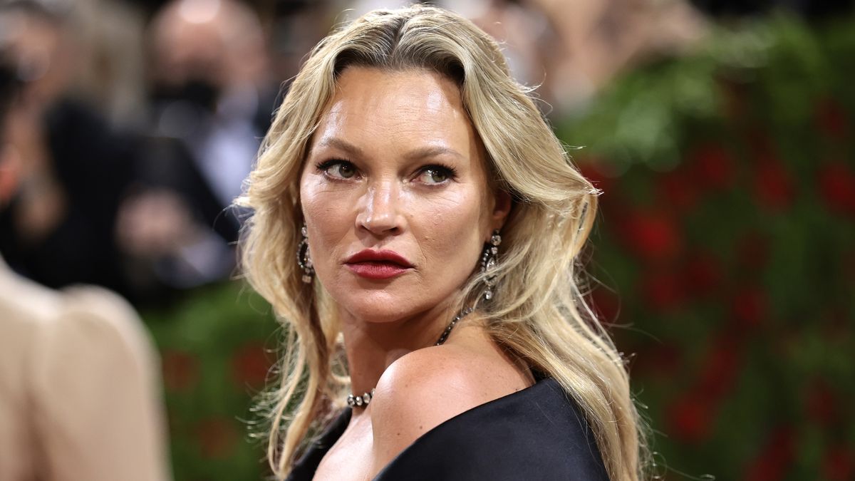 udgør salut Spænding Kate Moss switches up her signature blonde hair for hot pink