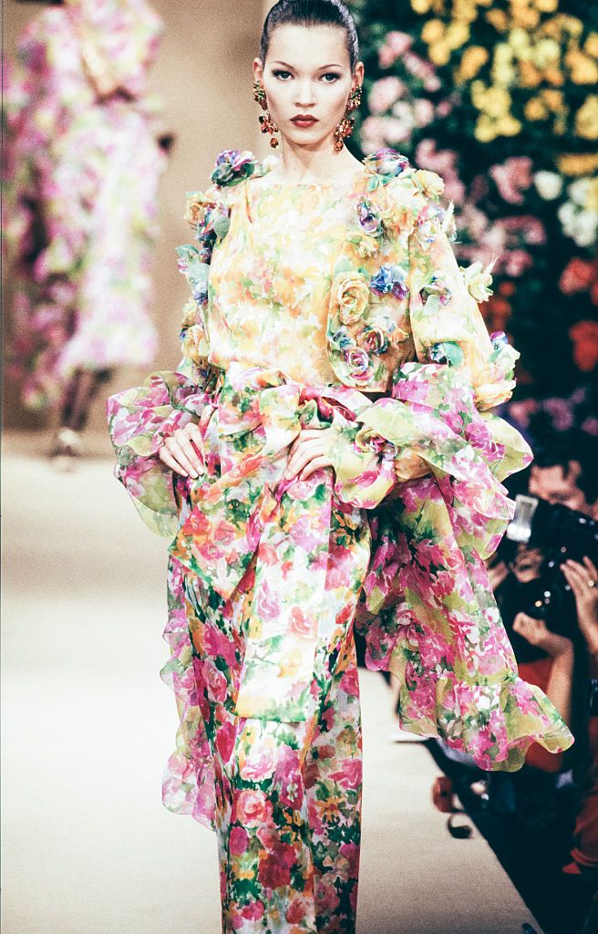 Iconische catwalkmomenten van de jarige Kate Moss