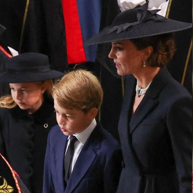 凱特王妃在女王葬禮上戴珍珠項鍊的小故事？不僅致敬黛妃，更藏有對英國女王伊莉莎白二世的思念！