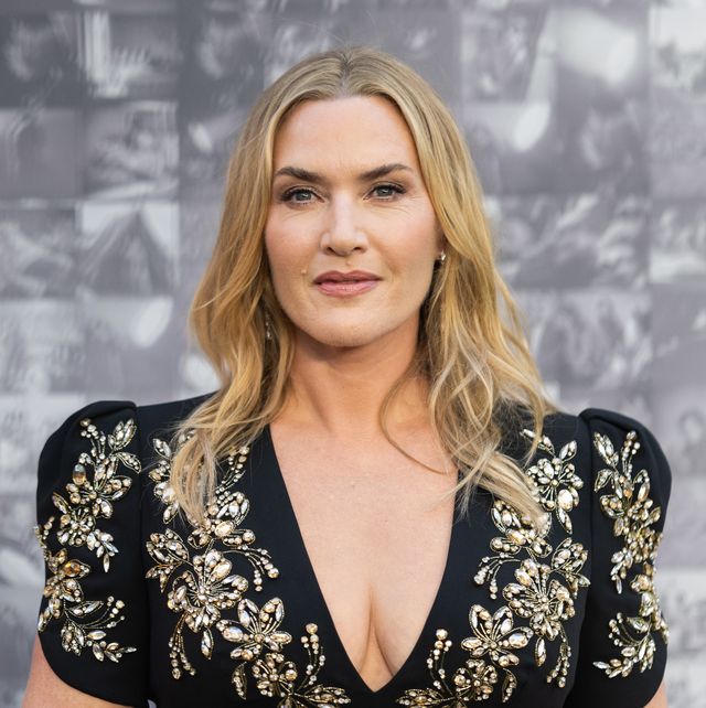 kate winslet poses at movie premiere
